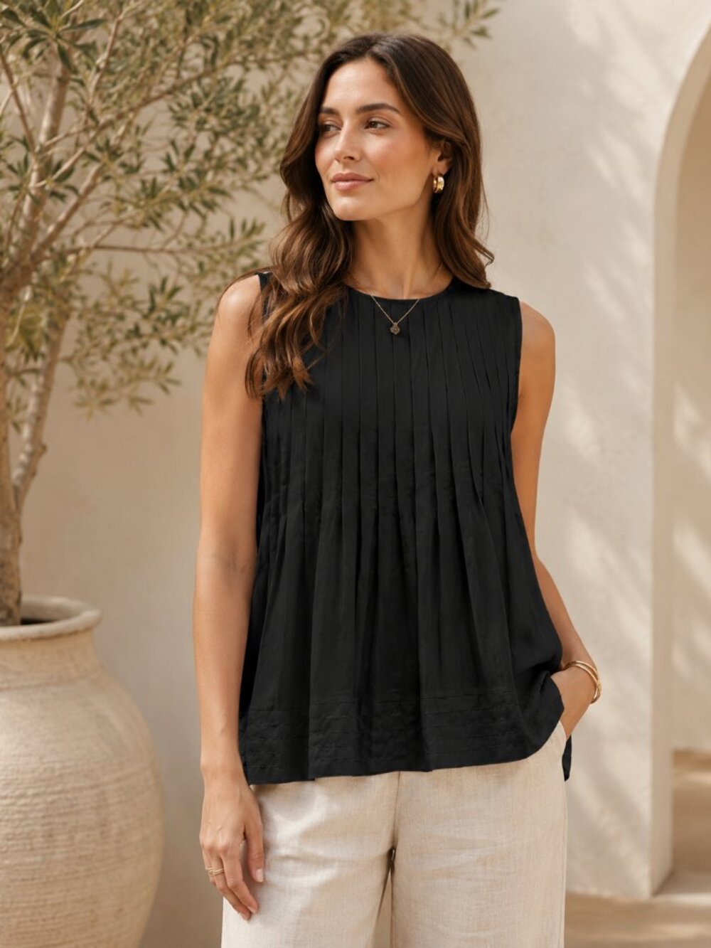 Élodie Black Pleated Sleeveless Blouse